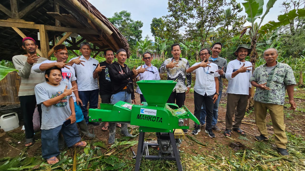 Krakatau Tirta Industri Memberikan Bantuan Mesin Pencacah Untuk Kelompok Tani Hutan (KTH) Binaan Di Desa Cisitu