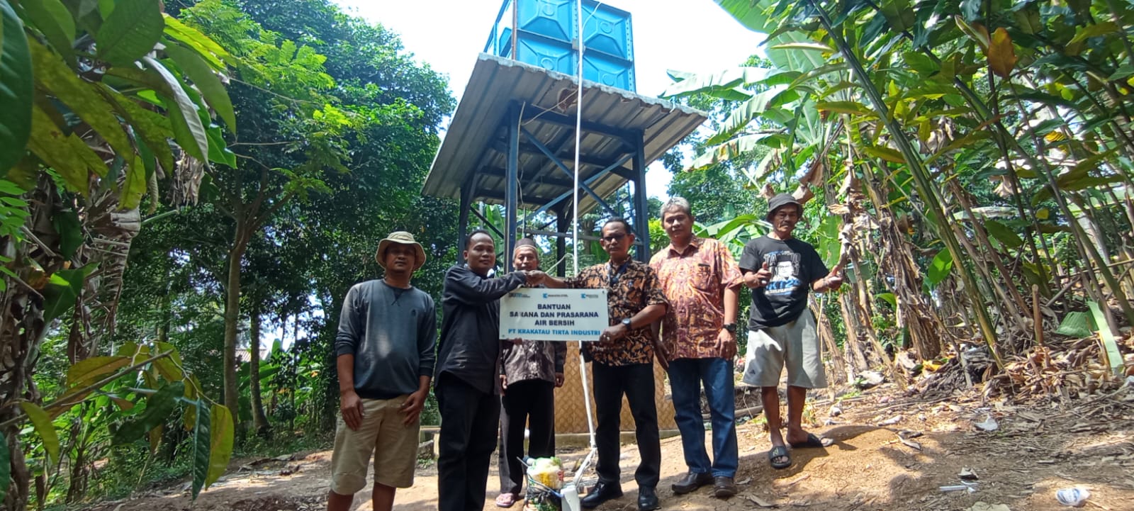 Peduli Lingkungan  Komitmen PT KTI Untuk Lingkungan Dengan Meyalurkan Program Bantuan Sarana Air Bersih Untuk Masyarakat